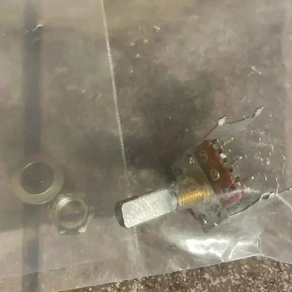 Fender SnapIn 50K 30C Taper - Picture 2 of 8